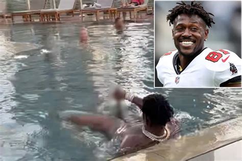 [NSFW] NFL Wide Receiver Antonio Brown exposes himself to